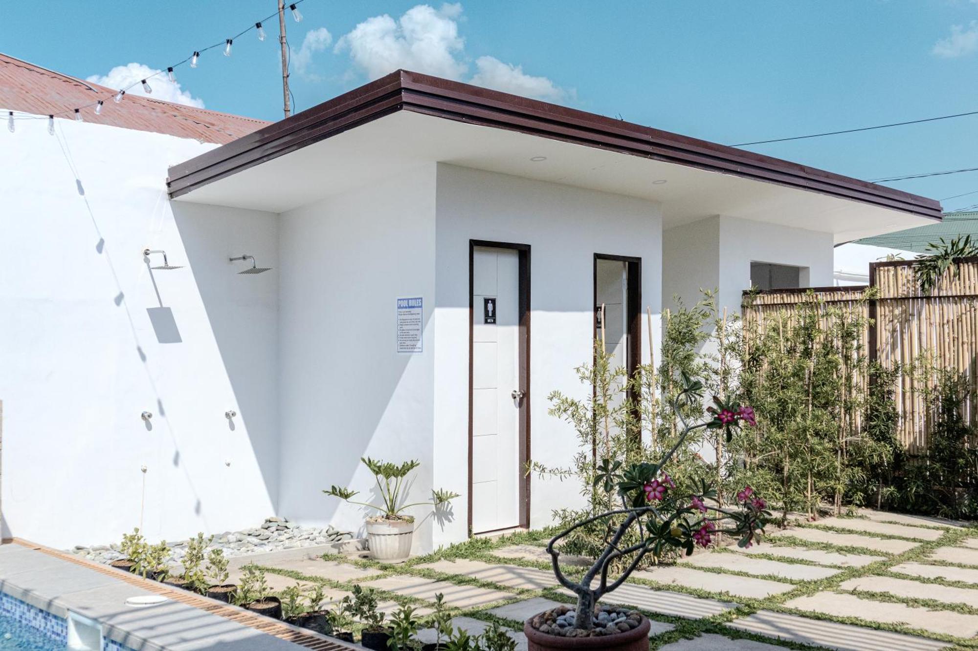 A Poolside Cafe Resort Magalang Exteriér fotografie